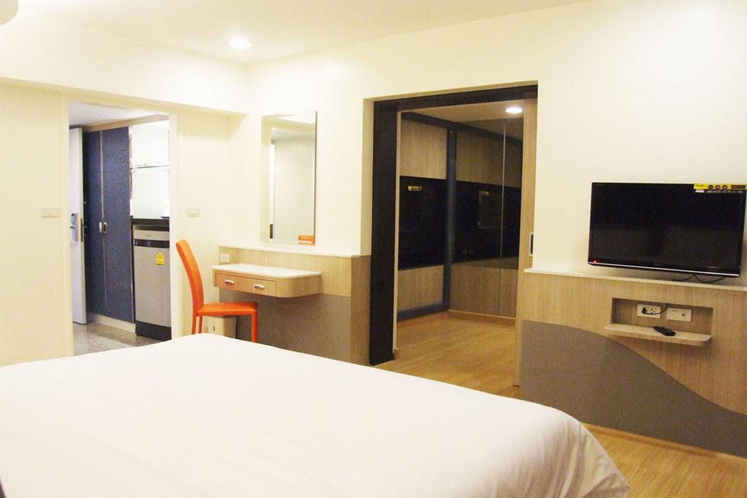Grand Tower Inn Sathorn Hotel Bangkok Exterior photo