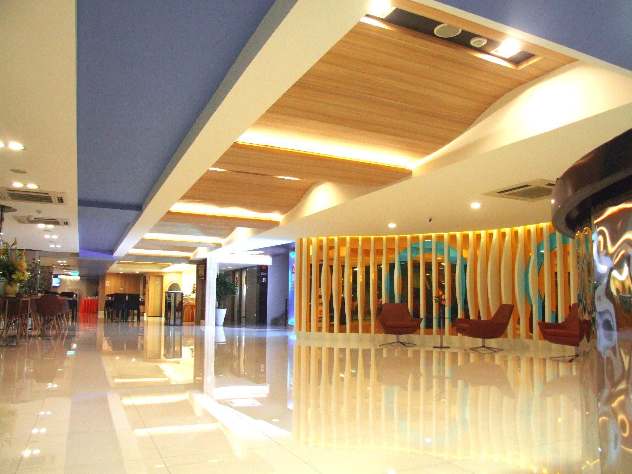 Grand Tower Inn Sathorn Hotel Bangkok Exterior photo
